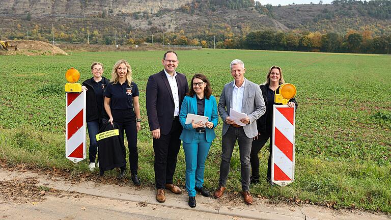 Sie waren beim Fototermin zum Grundstückserwerb für ein Katstrophenschutz- und Ausbildungszentrum dabei (von links):&nbsp; Sophia Huth (Mitarbeiterin im Katastrophenschutz LRA), Jacqueline Ratka (Abteilungsleiterin Öffentliche Sicherheit und Ordnung im LRA), Bürgermeister Michael Hombach, Landrätin Sabine Sitter, Markus Krämer (Abteilungsleiter Hoch- und Tiefbau im LRA), Denise Dörner (Mitarbeiterin im Katastrophenschutz LRA).