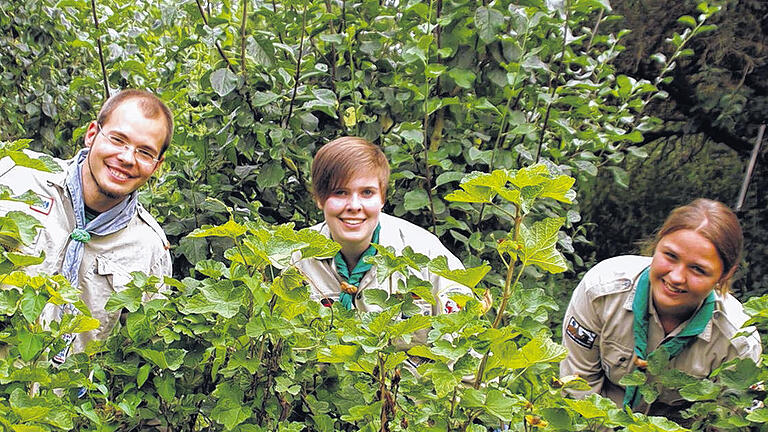 Pfadfinder schleichen nicht nur durch den Wald: Martin Utz, der Leiter einer Pfadfindergruppe in Schwarzach und die beiden Pfadfinderinnen Mareike und Maria zeigen, wie viele Menschen sich typische Pfadfinder vorstellen. Pfadfinder schleichen nicht nur durch den Wald: Martin Utz, der Leiter einer Pfadfindergruppe in Schwarzach und die beiden Pfadfinderinnen Mareike und Maria zeigen, wie viele Menschen sich typische Pfadfinder vorstellen.