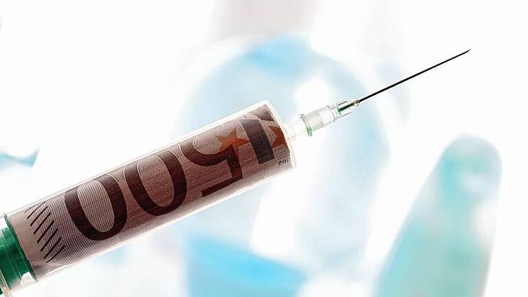 Syringe with 500 euro note PUBLICATIONxINxGERxSUIxAUTxHUNxONLY 09872CS U       -  Umstrittene Geldspritze: Die Zusatzbeiträge vieler Krankenkassen-Versicherter könnten bis 2020 für Durchschnittsverdiener auf über 600 Euro im Jahr steigen.