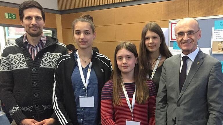 Für ihre 'Tropfenfotographie' wurden (von links) Charlotte Hacker, Lina Behr und Annabel Truchsess vom Regiomontanus-Gymnasium in von Landrat Wilhelm Schneider (rechts) mit dem ersten Platz in der Kategorie 'Technik' ausgezeichnet. Lehrer Marco Hartmann (links) betreute mit seinem Kollegen Christian Grämer die Jugend-forscht-Projekte am Gymnasium.