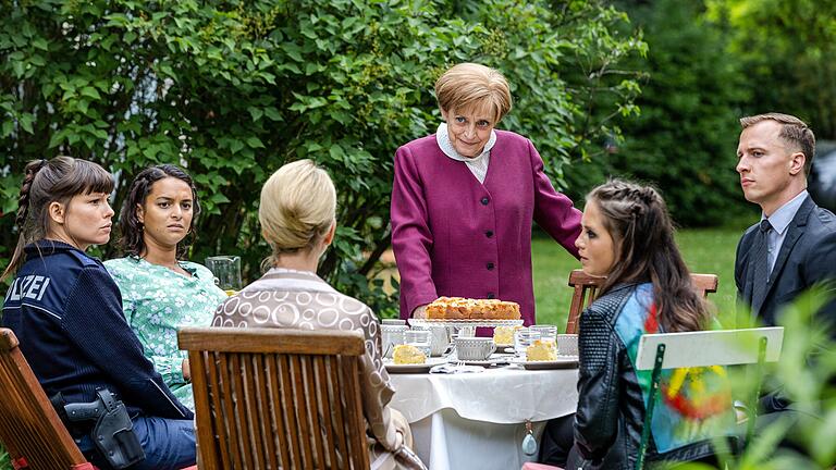 TV Ausblick RTL - «Miss Merkel - ein Uckermark-Krimi»       -  Katharina Thalbach spielt die Ex-Bundeskanzlerin. Bereits zu Guttenberg-Zeiten verkörperte sie Angela Merkel.