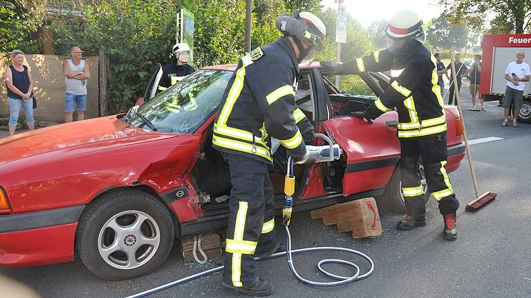 Mehrere Mitglieder der Freiwilligen Feuerwehren aus Gernach, Stammheim und Lindach zeigten bei einer Schauübung in überörtlicher Zusammenarbeit, wie Verletzte geborgen werden.&nbsp;