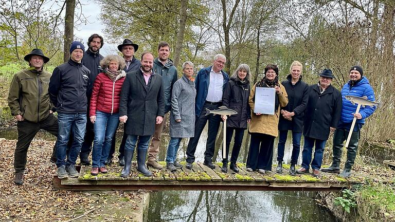 Die Präsidentin des Bundesamtes für Naturschutz, Sabine Riewenherm (4. von rechts), besuchte Ostheim, um den offiziellen Startschuss für das Modellprojekt 'Fluss.Frei.Raum' zu geben. Bei dieser Gelegenheit überreichte sie die Förderurkunde an Vertreter der beteiligten Partnerorganisationen, darunter WWF Deutschland, Bund Naturschutz in Bayern, Landesfischereiverband Bayern, Bayerischer Kanu-Verband und Landschaftspflegeverband Rhön-Grabfeld.