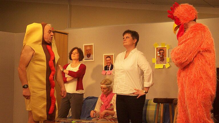 Als Huhn und Bratwurst wurden die Männer im Theaterstück in Lülsfeld von ihren Frauen ausgeliehen.