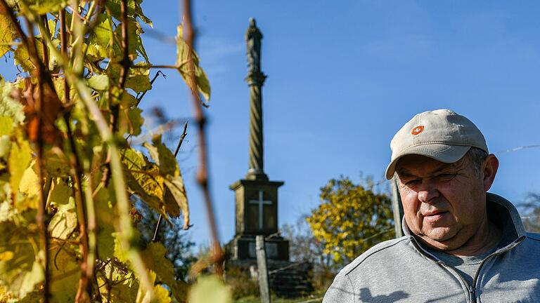 Für Hermann Göb ist die Herz-Jesu-Höhe bei Dettelbach (Lkr. Kitzingen) ein magischer Ort. Hier beginnt der Sagen- und Mythenwanderweg rund um die Weinstadt.