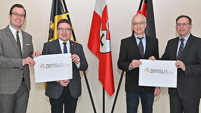 Die Vorbereitungen für den Zensus 2022 laufen im Main-Tauber-Kreis auf Hochtouren (von links): Erster Landesbeamter Florian Busch, Landrat Christoph Schauder, Jörg Scheidel, Leiter der Stabsstelle Zensus, und Bernhard Blümm, stellvertretender Stabsstellenleiter.