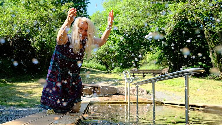 Abkühlung gefällig? Das Quellwasser in der neuen Kneipp-Anlage in der Nähe des Sandberger Wanderparkplatzes am oberen Ortsende ist auf jeden Fall eine Abkühlung. Das Areal ist sehr naturnah gelegen und ein idealer Fluchtort vor der derzeitigen Knallhitze.&nbsp;