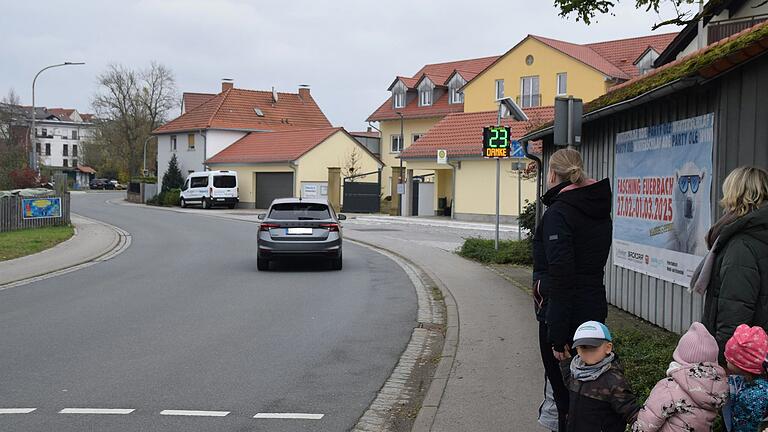 Am neuen Krippenkindergarten in Euerbach (gelbes Gebäude) an der B 303 werden Autofahrer aktuell an das vorgeschriebene Tempo 30 erinnert. Einen sicheren Straßenübergang direkt an der Kita fordert der Elternbeirat.