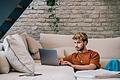 Ein Mann sitzt neben einer Couch und arbeitet am Laptop       -  &bdquo;Wohnzimmer statt Wartezimmer&rdquo;: Mit diesem durchaus passenden Slogan wirbt der Bund für den Bürger-Account.