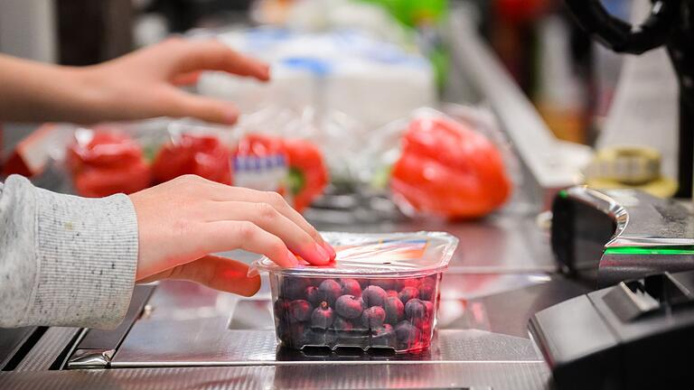 Supermarktkasse       -  Viele Lebensmittel sind in den vergangenen Jahren deutlich teurer geworden. Deshalb achten viele Kunden stark auf die Preise.