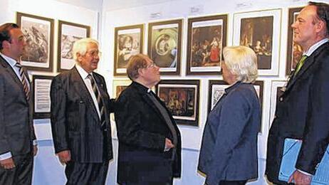Sehenswerte Ausstellung: Im Rathaus präsentiert der Heimat- und Kulturverein Phönix Königshofen während der Messe „Die Hexenverfolgung im 17./18. Jahrhundert in Franken, auch in Lauda und in Königshofen“. An der Eröffnung nahmen teil (von links): der OB-Stellvertreter Andreas Lehr, Organisator Werner Keppner, Stadtpfarrer Bernhard Schretzmann, die Vorsitzende Agnes Haas und Bürgermeister Thomas Maertens. Sehenswerte Ausstellung: Im Rathaus präsentiert der Heimat- und Kulturverein Phönix Königshofen während der Messe „Die Hexenverfolgung im 17./18. Jahrhundert in Franken, auch in Lauda und in Königshofen“. An der Eröffnung nahmen teil (von links): der OB-Stellvertreter Andreas Lehr, Organisator Werner Keppner, Stadtpfarrer Bernhard Schretzmann, die Vorsitzende Agnes Haas und Bürgermeister Thomas Maertens.