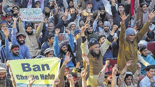 Protest in Pakistan: Die Mohammed-Karikaturen in der aktuellen Ausgabe von &bdquo;Charlie Hebdo&ldquo; geben den Extremisten Aufwind.