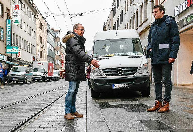 Zusammen mit Reporter Tim Eisenberger (rechts) in der Kaiserstraße: Der OB-Kandidat möchte hier mehr Grün.&nbsp;