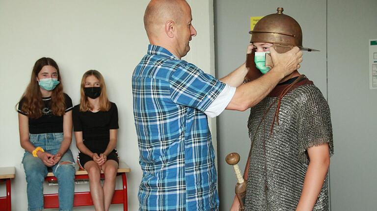 Der Archäologe Mario Becker verwandelte einen Schüler in einen römischen Soldaten. Der Archäologe Mario Becker verwandelte einen Schüler in einen römischen Soldaten.
