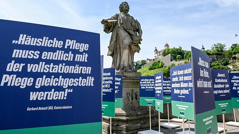 Protestschilder auch auf der Alten Mainbrücke.