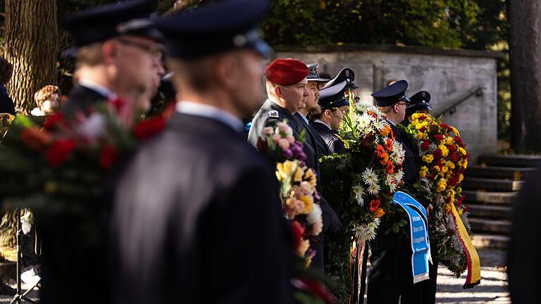 Am Volkstrauertag wird der Kriegstoten und Opfer der Gewaltherrschaft aller Nationen gedacht. In Wurzburg findet eine Kranzniederlegung am Kriegerdenkmal im Husarenwäldchen in Würzburg statt.