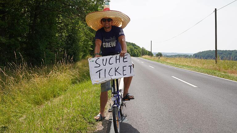 Till, der Mann mit dem Sombrero, fällt schon bei der Anfahrt zum Festival auf. Till, der Mann mit dem Sombrero, fällt schon bei der Anfahrt zum Festival auf.
