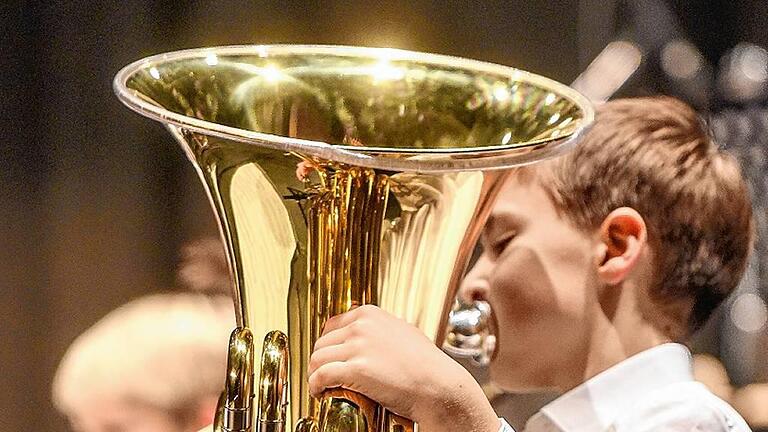 Schüler des Bläservororchesters, der für die tiefen Töne zuständig ist.