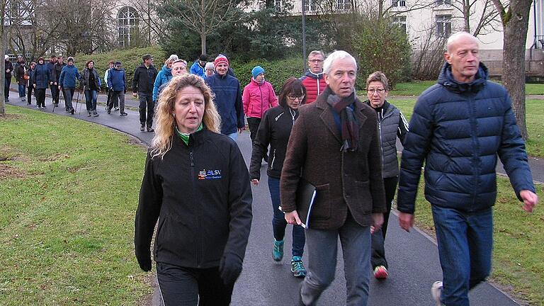 Lockere Bewegungsangebote ohne Leistungsdruck in legerer Freizeitkleidung werden von zwölf Vereinen im Landkreis Rhön-Grabfeld angeboten. Drei weitere Vereine haben ihr Teilnahmeinteresse bekundet. Das Foto zeigt die Bewegungsgruppe in den Saalewiesen mit Ideengeber Eberhard Helm und Johannes Kiep (vom Förderer AOK, rechts) sowie Anführerin Doris Bruckmüller (BLSV) an der Spitze.