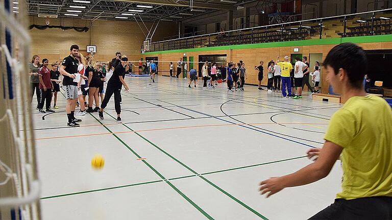 Sichtlich Spaß hatten die 110 Kinder, die an der Sportsnight am Freitag in der Lohrer Nägeslseehalle teilnahmen. Hier sind einige beim Handball zu sehen.