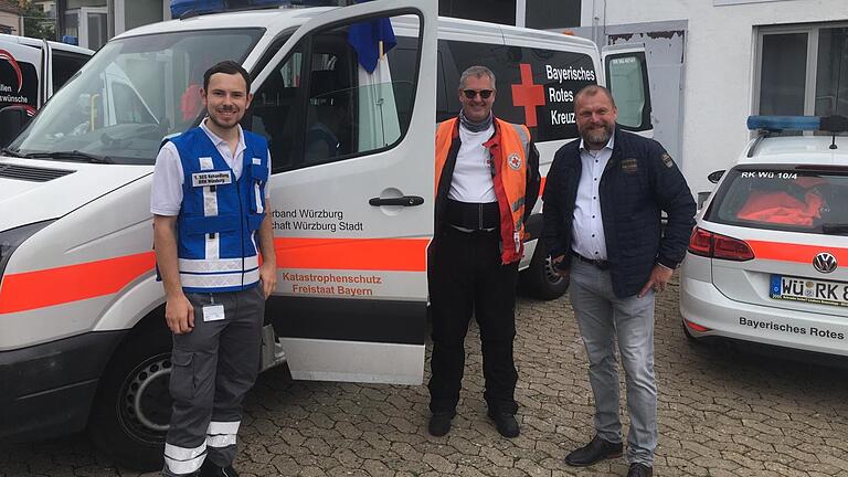 BRK-Kreisverbandsvorsitzender Thomas Ebert (rechts) verabschiedete das Hilfskontingent für das Hochwassergebiet in Rheinland-Pfalz um Jacob Stössel (links), der die Schnelleinsatzgruppe Behandlung führt, und Günther Gradl, den Leiter der Motorradstaffel.