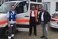 BRK-Kreisverbandsvorsitzender Thomas Ebert (rechts) verabschiedete das Hilfskontingent für das Hochwassergebiet in Rheinland-Pfalz um Jacob Stössel (links), der die Schnelleinsatzgruppe Behandlung führt, und Günther Gradl, den Leiter der Motorradstaffel.