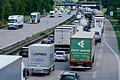 Über die Autobahnen rollen täglich unzählige Lkws und bringen Waren zu den Zielstandorten. Konkreter Fahrermangel bei den Speditionen könnte die Lage bald verändern. (Symbolbild)