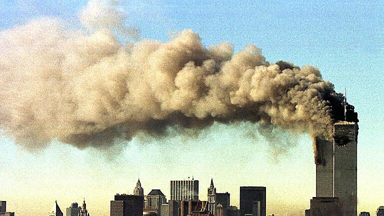 Terror vom 11. September: Justiz-Deal stößt auf Kritik       -  Blick auf Manhattan am 11. September 2001, als Terroristen zwei entführte Passagierflugzeuge ins World Trade Center steuerten. (Archivbild)