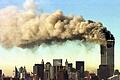 Terror vom 11. September: Justiz-Deal stößt auf Kritik       -  Blick auf Manhattan am 11. September 2001, als Terroristen zwei entführte Passagierflugzeuge ins World Trade Center steuerten. (Archivbild)