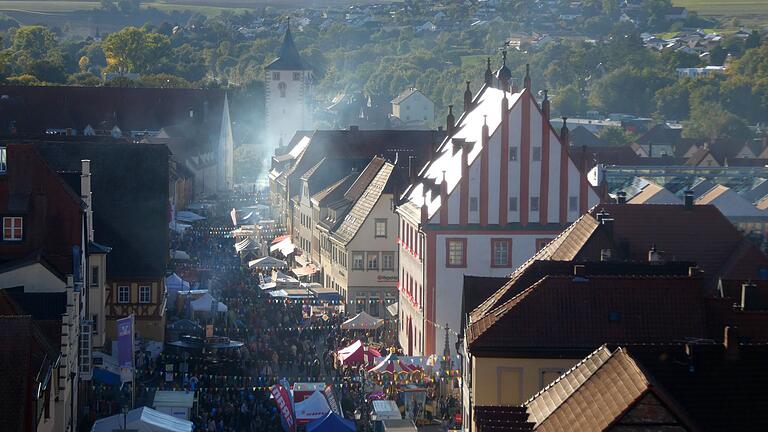 Die Haßfurter Hauptstraße wird zum Straßenfest wieder feierlich geschmückt. Die Haßfurter Hauptstraße wird zum Straßenfest wieder feierlich geschmückt.