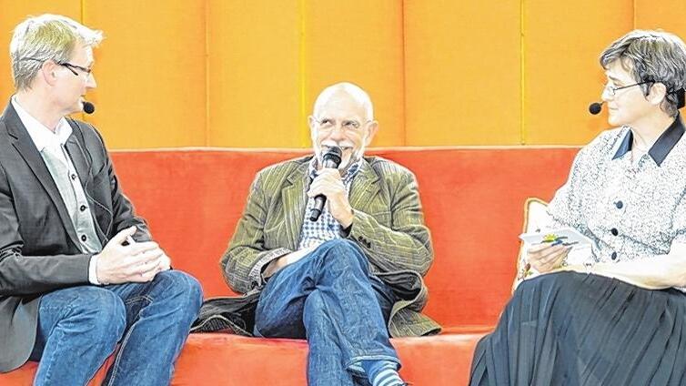 Auf der Interview-Couch: Christoph Rüttiger (links) und Franziska Büdel entlockten den Gästen, wie hier dem früheren Rektor Gerhard Heller, Erinnerungen an vergangene Zeiten.