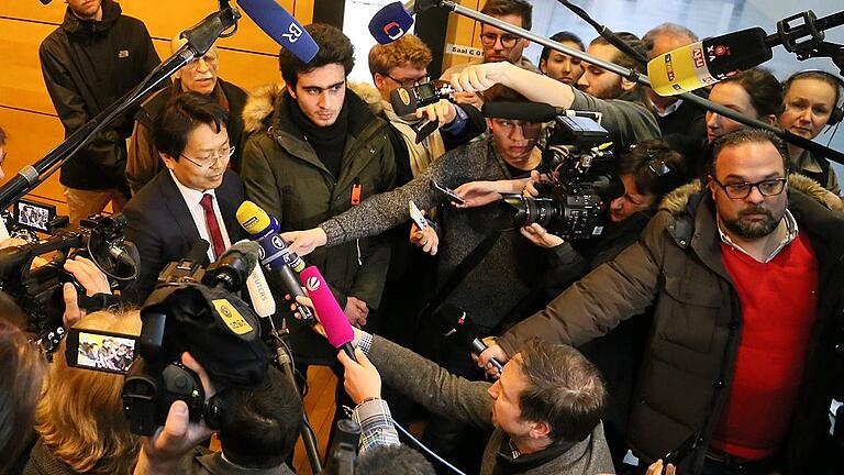 Groß war das Medieninteresse, als vor einem Jahr die Klage von Anas Modamani gegen den Internet-Riesen Facebook vor dem Würzburger Landgericht verhandelt wurde. Das Bild zeigt Modamani neben seinem Würzburger Anwalt Chan-jo Jun.