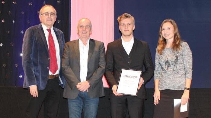 Bei der Auszeichnung (von links): Emil Kappus (Internatsleiter), Robert Dambach (Leiter der kaufmännischen Schule Tauberbischofsheim), Arwen Borowiak, Frau Markert (Sparkasse Tauberfranken).