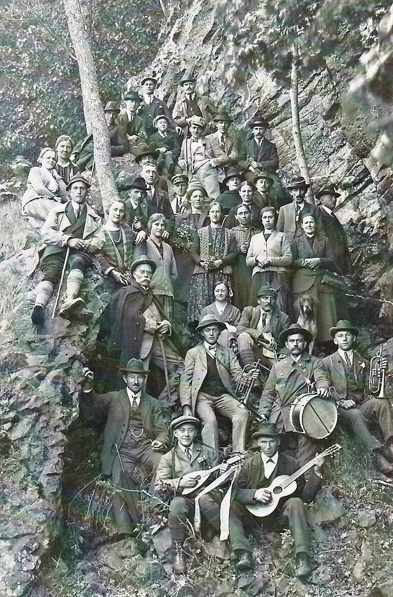 Vor 100 Jahren: Ein Foto mit den Gründungsmitgliedern des Rhönklub-ZV „Eisgraben“ Hausen im Jahr 1921.