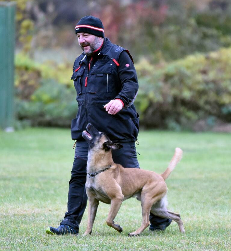 Hund und Hundeführer: Martin Preißendörfer, der erste Vorsitzende des PSV Schweinfurt und Umgebung, mit seinem Belgischen Schäferhund auf dem Platz.