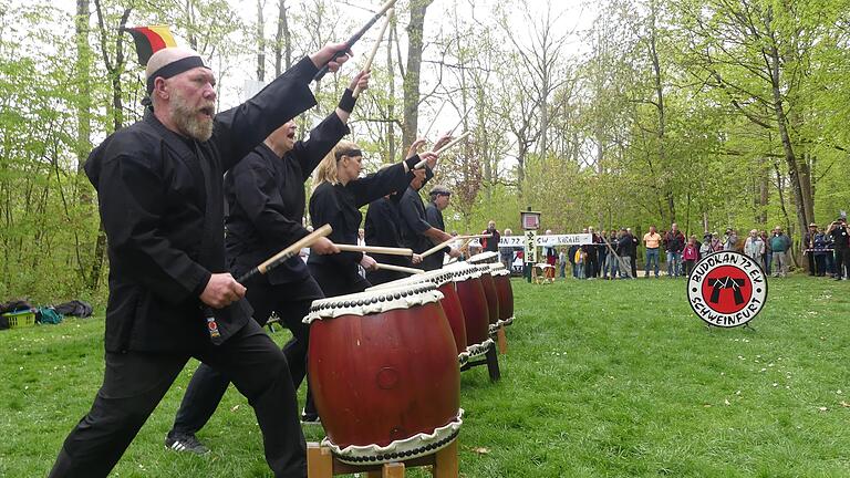 Trommeln im grünen Gürtel von Schweinfurt: Am Wildpark wurde Kirschblütenfest gefeiert.