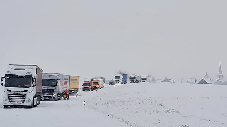 Der Schnee und mehrere Glätteunfälle sorgten am Mittwochmorgen für Behinderungen im Verkehr. Das Bild entstand bei Sulzdorf