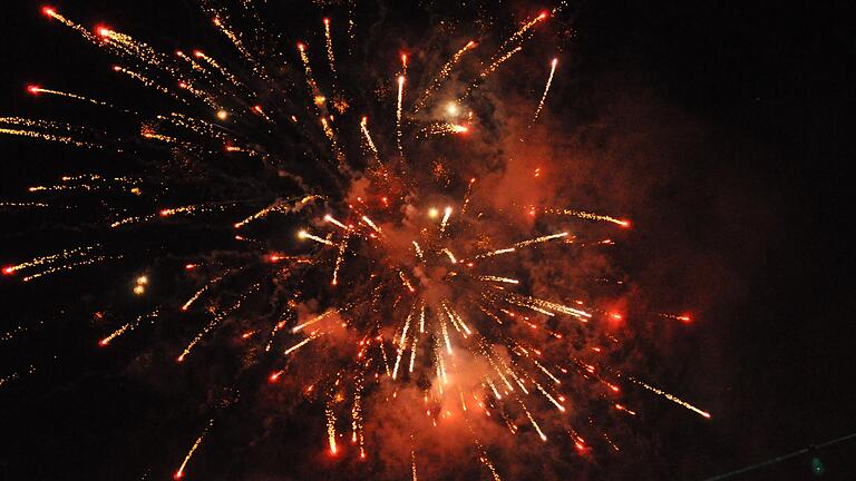 Nach dem Feuerwerk kam das Gewitter. Nach dem Feuerwerk kam das Gewitter.