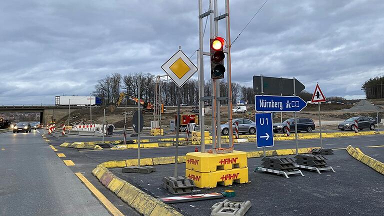 Anfang des Jahres regelte eine Ampel den Verkehr an der A3-Anschlussstelle Kitzingen/Schwarzach: Die Brücke im Hintergrund wird im laufenden Betrieb erneuert.