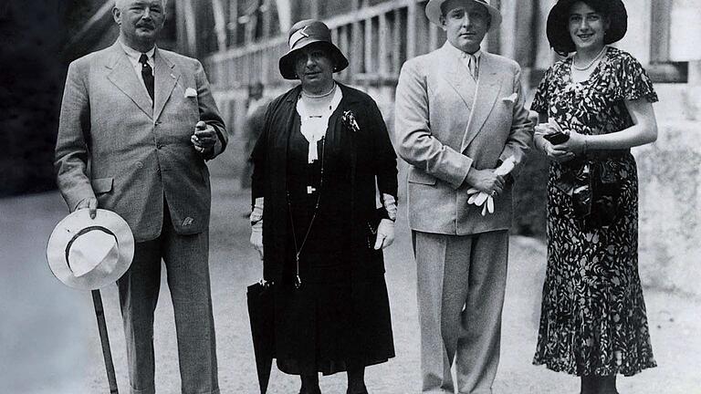 Familientreff: Ernst, Betti, Willy und Elinor Sachs auf Schloss Mainberg. Familientreff: Ernst, Betti, Willy und Elinor Sachs auf Schloss Mainberg.