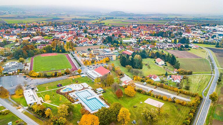 Millionen nicht nur für Hallenbad-Sanierung: Warum Hofheim jetzt auch für das Freibad in die Tasche greifen muss