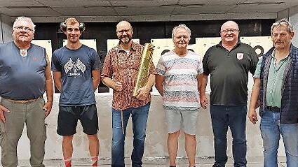 1. Schützenmeister Günter Fröhlich (links) hat mit 2. Schützenmeister Artur Haupt (2. von rechts) und Norbert Müller (rechts), an Frank Schießer (ab 2. von links), Wolfgang Schilling und Stefan Burczyk, die Preise übergeben und gratuliert.       -  1. Schützenmeister Günter Fröhlich (links) hat mit 2. Schützenmeister Artur Haupt (2. von rechts) und Norbert Müller (rechts), an Frank Schießer (ab 2. von links), Wolfgang Schilling und Stefan Burczyk, die Preise übergeben und gratuliert.