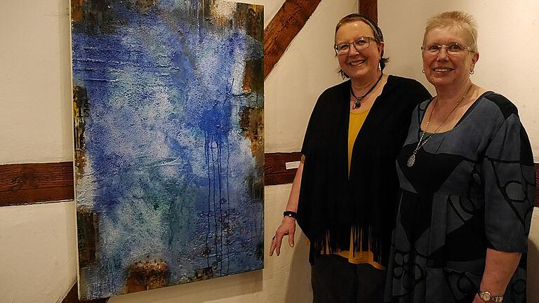 Vergängliches Blau: Brigitte Heck mit Claudia Cebulla vor einem ihrer Lieblingsbilder bei der Ausstellung in den Gaden in Geldersheim.