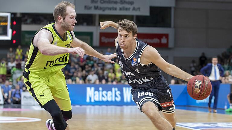 Jordan Hulls (hier im Zweikampf mit dem Bayreuther Bryce Alford) hat seinen 250. Dreier in der Basketball-Bundesliga geworfen.