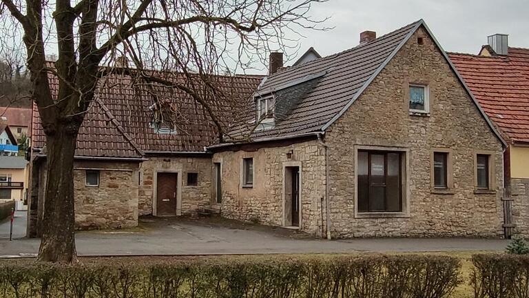Dass das Marienheim in Theilheim aus Kostengründen bei der Erweiterung der Kita St. Johannes nun doch einem Neubau weichen soll, hatte Gemeinderäte am Architekturbüro zweifeln lassen. Jetzt wurden die Differenzen ausgeräumt. Dass das Marienheim in Theilheim aus Kostengründen bei der Erweiterung der Kita St. Johannes nun doch einem Neubau weichen soll, hatte Gemeinderäte am Architekturbüro zweifeln lassen. Jetzt wurden die Differenzen ausgeräumt.