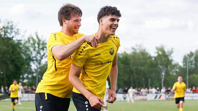 Jubel nach dem Tor zum 1:0: Lukas Götz (links) und Torschütze Hannes Glas freuen sich über die Führung. Jubel nach dem Tor zum 1:0: Lukas Götz (links) und Torschütze Hannes Glas freuen sich über die Führung.