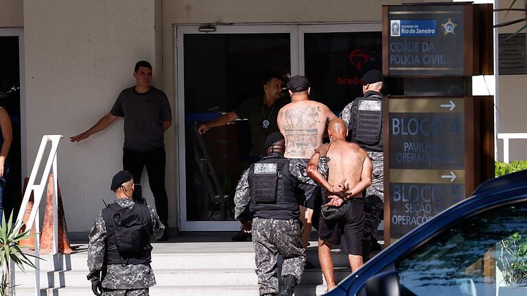 Tumulte vor Halbfinale in Rio       -  Fußball-Fans von Penarol werden nach Tumulten auf eine Polizeistation gebracht.