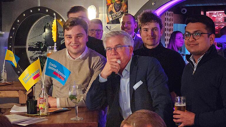 Gedämpfte Stimmung: Andrew Ullmann (Mitte) am Wahlabend der FDP in der 'Wanne' in Würzburg, rechts der Chef der bayerischen Jungliberalen Tobias Dutta. Gedämpfte Stimmung: Andrew Ullmann (Mitte) am Wahlabend der FDP in der 'Wanne' in Würzburg, rechts der Chef der bayerischen Jungliberalen Tobias Dutta.