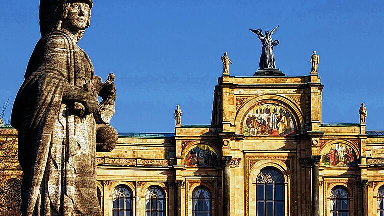 Das Maximilianeum in München: Hinter diesen Mauern will Landtagspräsidentin Barbara Stamm heute in der Verwandtenaffäre Namen nennen. Das Maximilianeum in München: Hinter diesen Mauern will Landtagspräsidentin Barbara Stamm heute in der Verwandtenaffäre Namen nennen.
