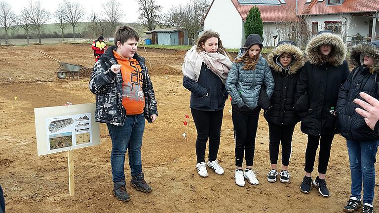 Archäologische Ausgrabungen in Fuchsstadt. Schüler der Wilhelm Sattler Realschule aus Schweinfurt erhielten einen Einblick in die Arbeit der Archäologen und Funde. Archäologische Ausgrabungen in Fuchsstadt. Schüler der Wilhelm Sattler Realschule aus Schweinfurt erhielten einen Einblick in die Arbeit der Archäologen und Funde.